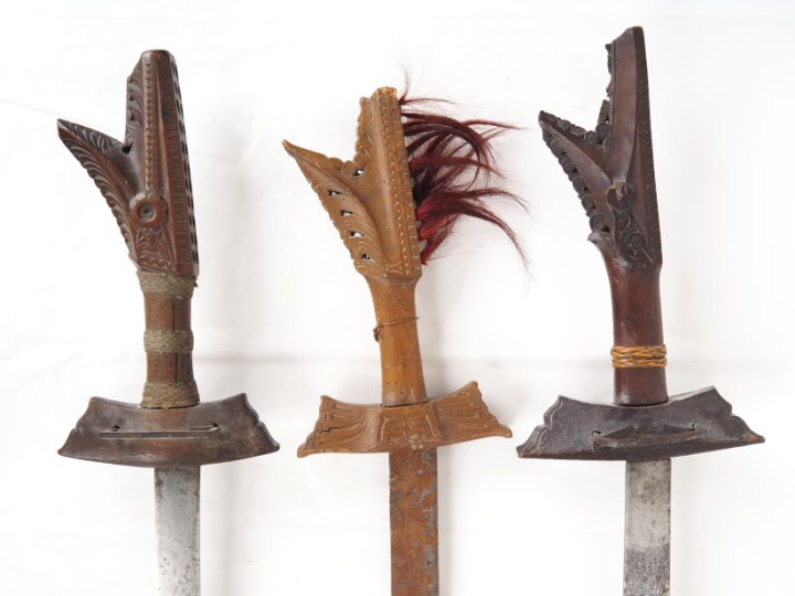 Trois sabres de Bornéo « Kampilan »  a)	Poignée en bois sculpté (manqu