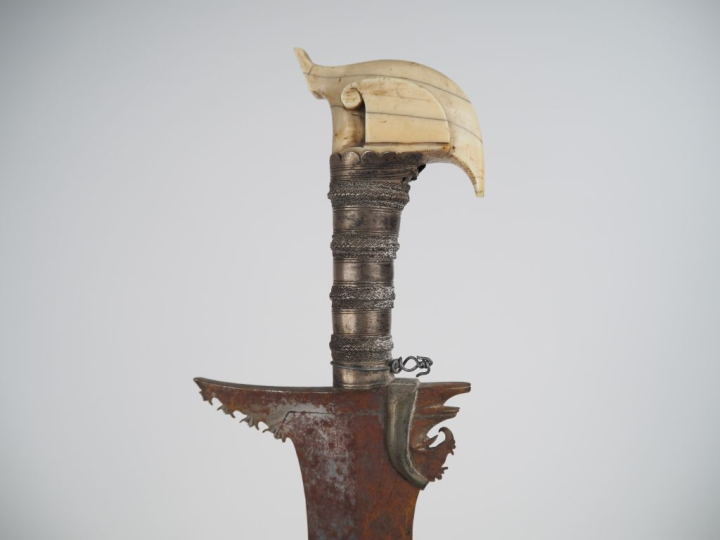Sabre Kriss philippin.  Poignée recouverte de métal argenté.  Pommeau 