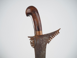 Vente aux enchères Sabre Kriss philippin. Poignée en bois à virole en cuivre Lame droite,