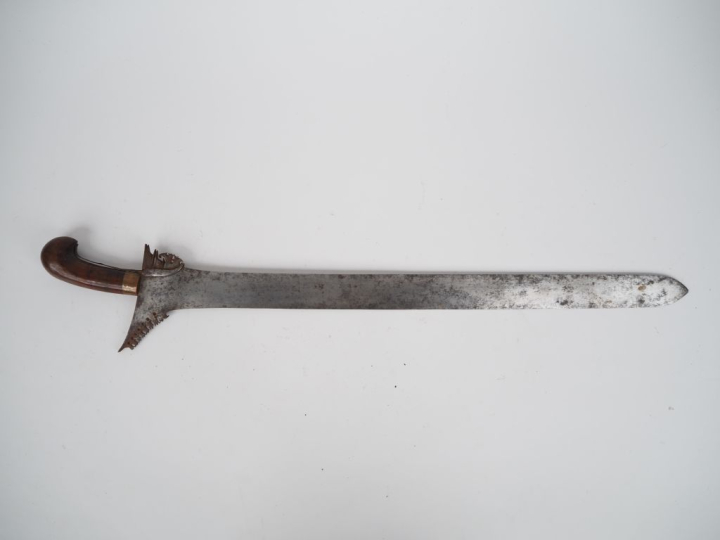 Sabre Kriss philippin. Poignée en bois à virole en cuivre Lame droite,