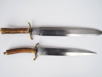 Vente aux enchères Deux couteaux de chasse.  Manches en bois de cerf. Montures en laiton,