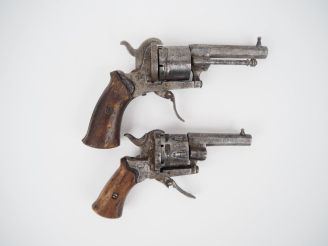 Vente aux enchères Deux revolvers à broche, six coups, calibre 7 mm.  Dans l’état (accide
