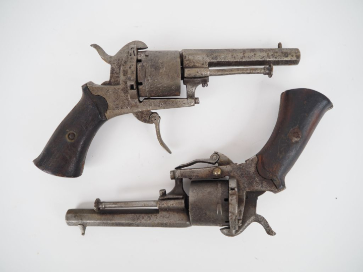 Deux revolvers à broche, six coups, calibre 7 mm.  Dans l’état (accide
