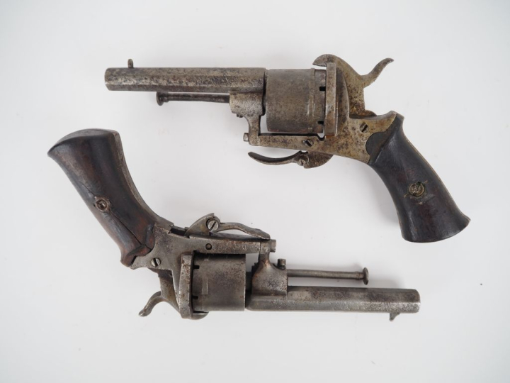 Deux revolvers à broche, six coups, calibre 7 mm.  Dans l’état (accide