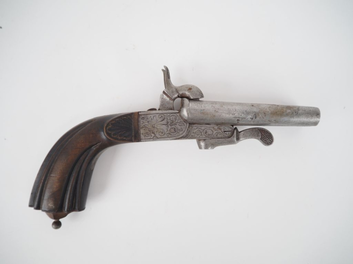 Pistolet double à broche de vénerie.  Coffre gravé, détentes rentrante