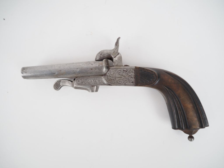 Pistolet double à broche de vénerie.  Coffre gravé, détentes rentrante
