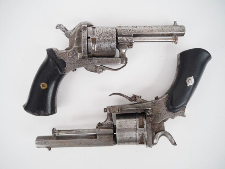 Deux revolvers à broche :  a)	« Le Parisien », Six coups, calibre 7 mm