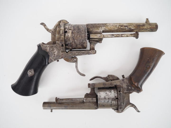 Deux revolvers à broche :  a)	Six coups, calibre 9 mm. Carcasse ouvert