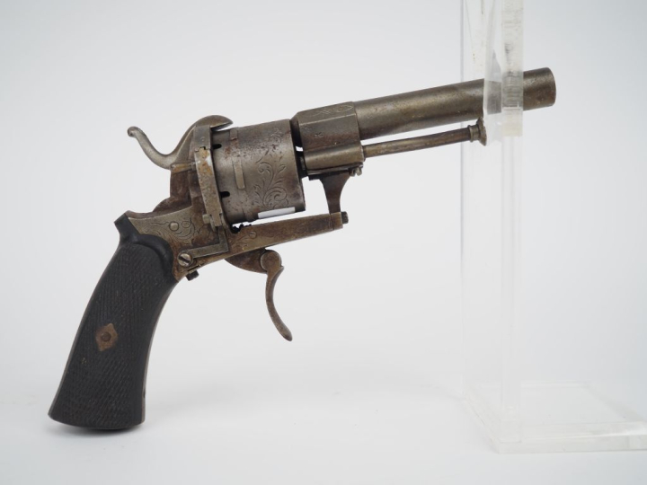 Revolver à broche, six coups, calibre 7 mm.  Carcasse ouverte, finitio
