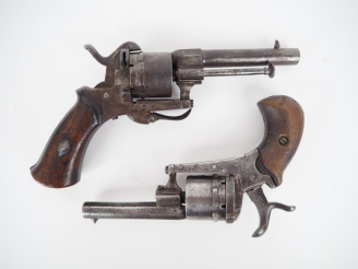 Vente aux enchères Deux revolvers à broche, six coups, calibre 7 mm.  Dont un modèle « Th