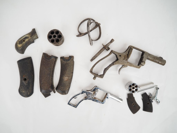 Lot de divers :  Deux carcasses de revolver Buldog (22 court et 320), 