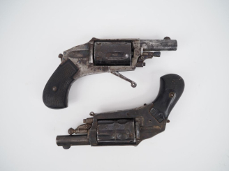 Vente aux enchères Deux revolvers Hammerless, cinq coups, calibre 6 mm Velodog.  Détentes