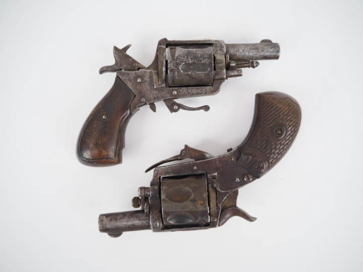 Deux revolvers Bulldog :  - 5 coups, calibre 6 mm. Dans l’état (accide