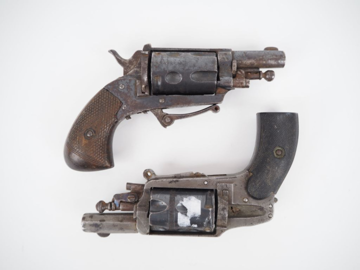 Deux revolvers Hammerless, cinq coups, calibre 6 mm velodog.  E.M. (Ac