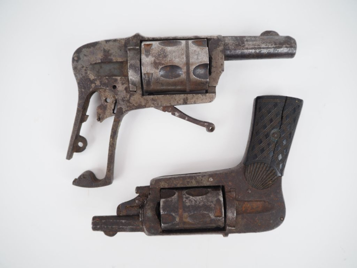 Deux épaves de revolver Hammerless :  -en cinq coups, 6 mm velodog.  -