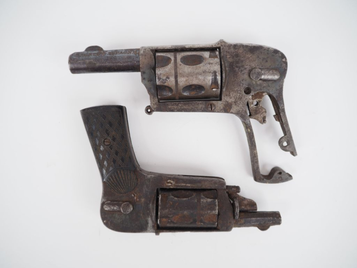 Deux épaves de revolver Hammerless :  -en cinq coups, 6 mm velodog.  -