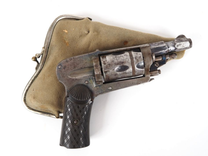 Revolver Hammerless, cinq coups, calibre 6 mm velodog.  Canon rond à p