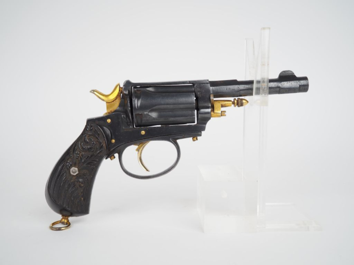 Revolver six coups, calibre 8 mm velodog, double action.  Canon rond, 