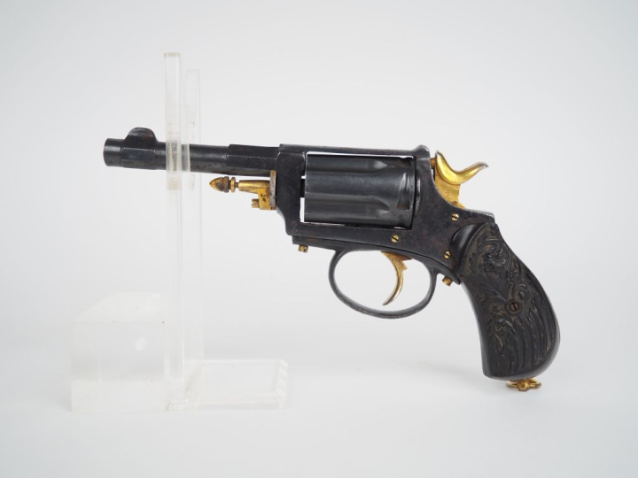 Revolver six coups, calibre 8 mm velodog, double action.  Canon rond, 