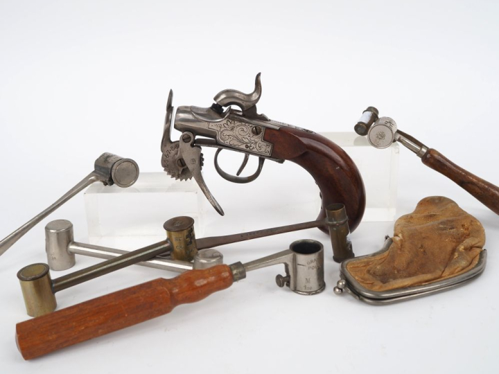 Pistolet à percussion, éprouvette.  Roue graduée à 9. Crosse en noyer.