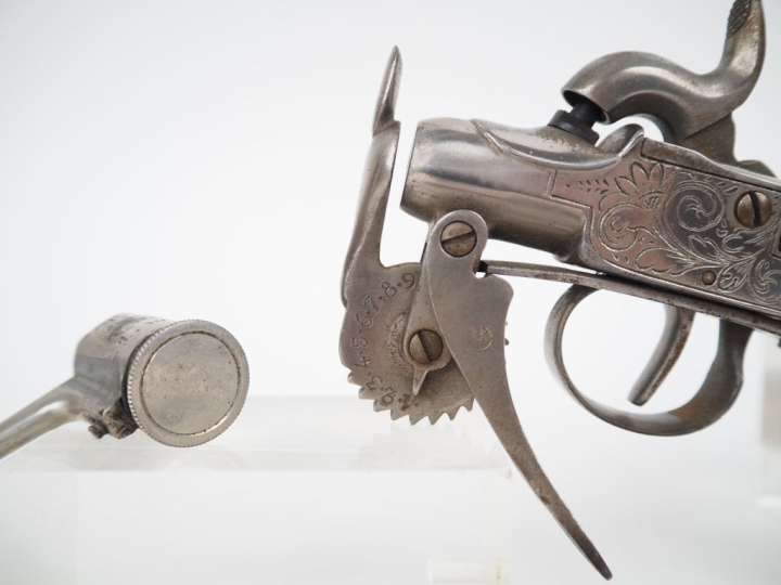 Pistolet à percussion, éprouvette.  Roue graduée à 9. Crosse en noyer.