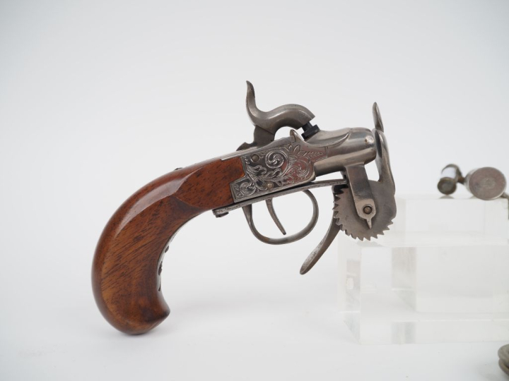 Pistolet à percussion, éprouvette.  Roue graduée à 9. Crosse en noyer.