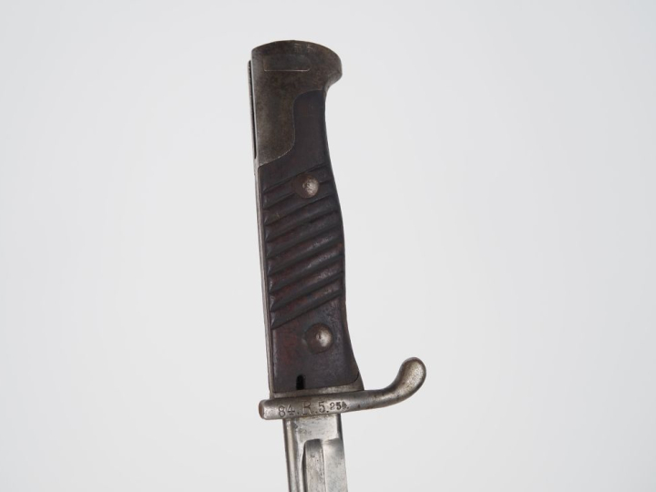ALLEMAGNE  Baïonnette modèle 1898. Poignée à plaquettes de bois. Montu
