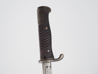 Vente aux enchères ALLEMAGNE  Baïonnette modèle 1898. Poignée à plaquettes de bois. Montu