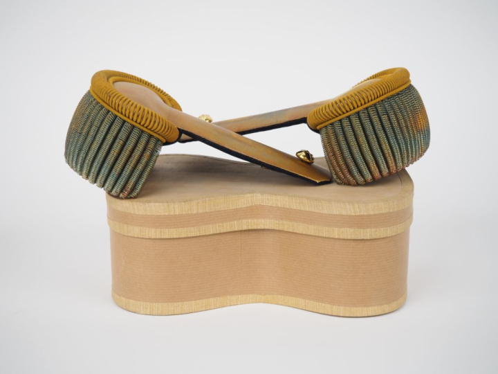 Paire d’épaulettes de colonel d’artillerie.  En passementerie dorée. D
