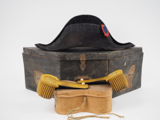 Vente aux enchères Bicorne de polytechnicien en feutre taupé, galon brodé. Cocarde tricol