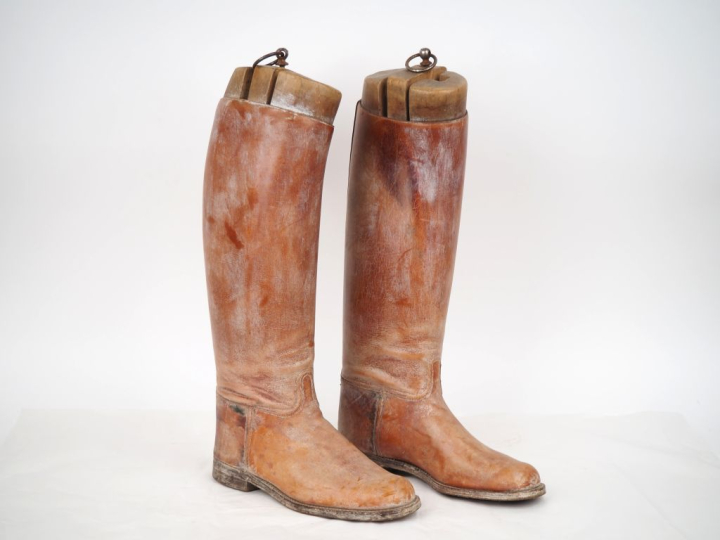 Paire de bottes d’officier.  En cuir au naturel, à hautes tiges.  Avec