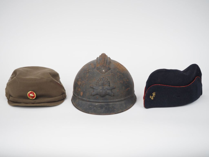 Trois coiffures :  -Casque Adrian modèle 1915 d’artilleur.  Bombe pein