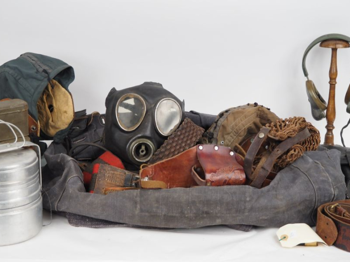 Important lot de militaria (20 pièces environ) dont casque de motocycl