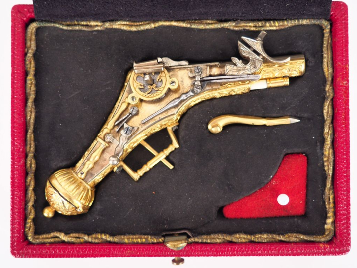 Superbe pistolet miniature à rouet du type Nuremberg.  Canon rond, à p
