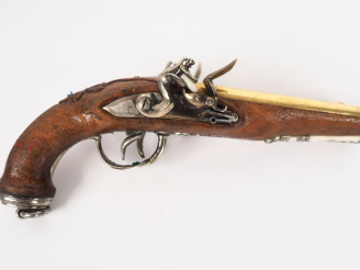 Vente aux enchères Pistolet double à silex d’officier de marine, miniature.  Canons en ta