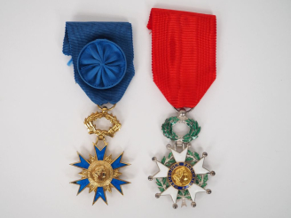 Vente aux enchères FRANCE  Deux ordres :  -Chevalier de la Légion d’honneur Ve République