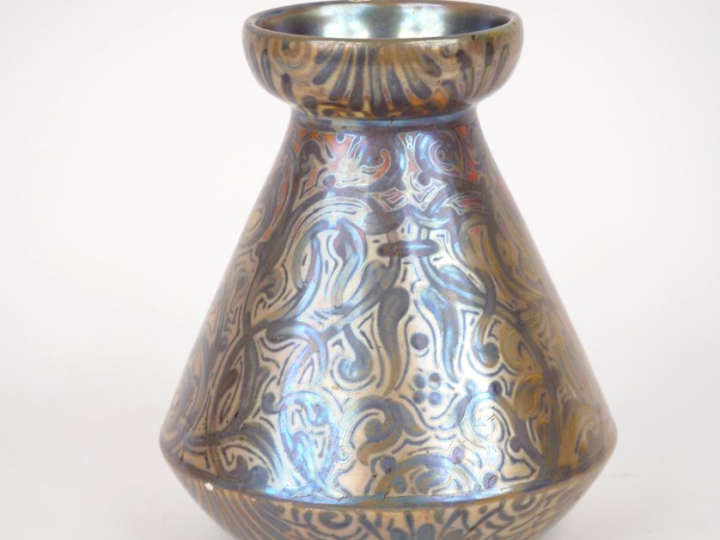 DELPHIN  MASSIER.  Vase balustre en céramique irisée à décor d'arabesq