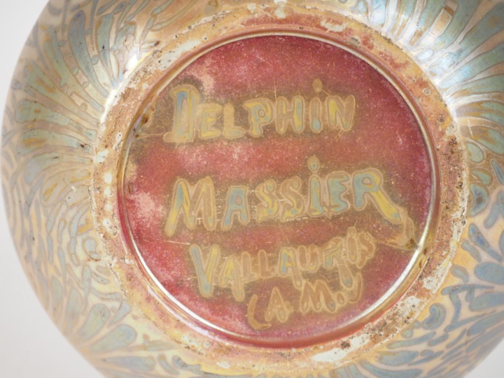 DELPHIN  MASSIER.  Vase balustre en céramique irisée à décor d'arabesq