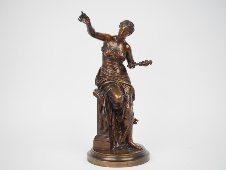 J. CAMBOS.  "la fileuse" Sculpture en bronze à patine brune Signée  H.