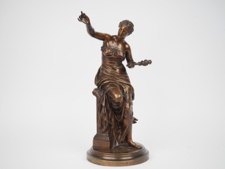 Vente aux enchères J. CAMBOS.  "la fileuse" Sculpture en bronze à patine brune Signée  H.
