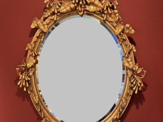 Vente aux enchères Glace médaillon Napoléon III en bois et stuc doré, à décor de grappes 