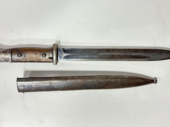 ALLEMAGNE  Une baïonnette 1884-98.  	Plaquettes en bois. Lame non marq