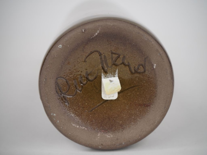 Jacques et Dani RUELLAND. Vase en céramique verte. Signé. H. 22 cm. (m