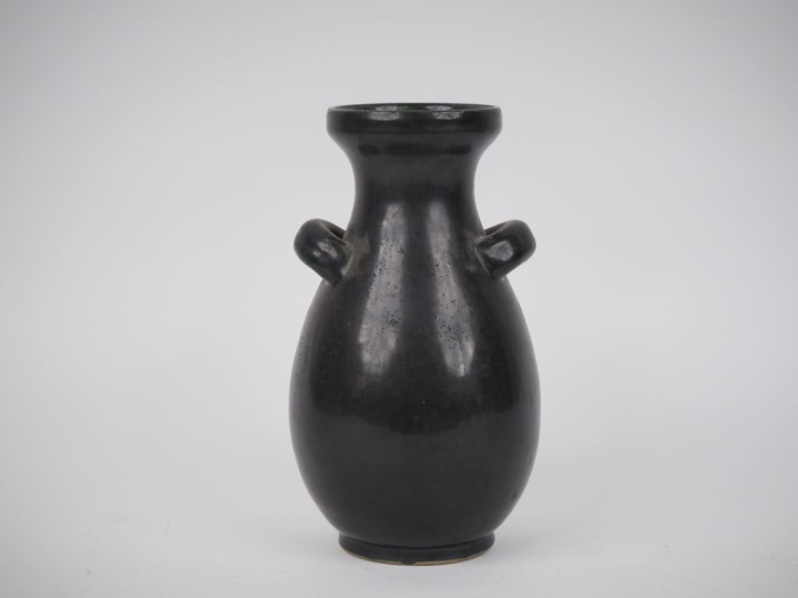 VALLAURIS. Pichet en céramique noir. Signé. H. 22 cm.