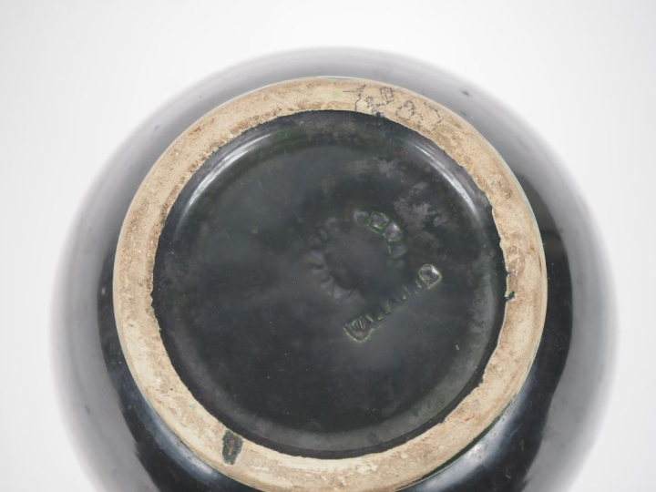 VALLAURIS. Pichet en céramique noir. Signé. H. 22 cm.