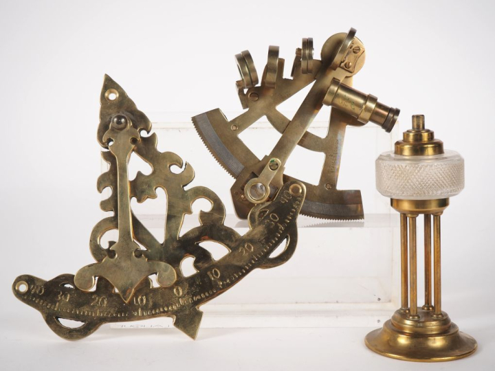 STANLEY LONDON. Compas de marine en laiton. Signé.  On y joint un comp