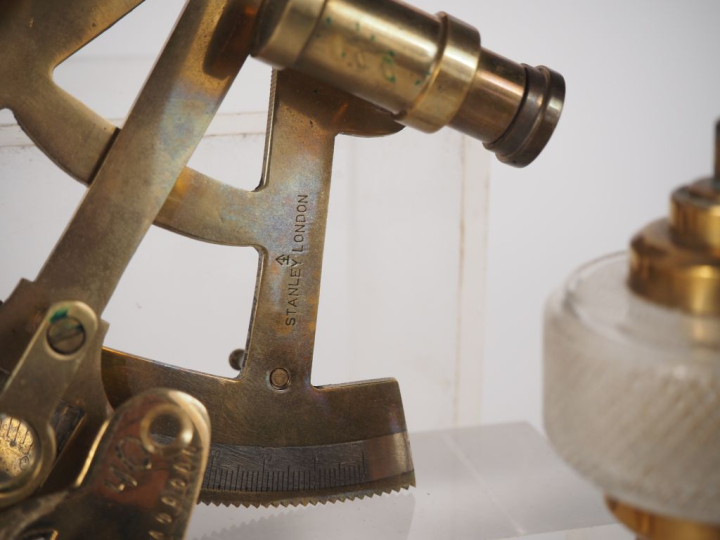 STANLEY LONDON. Compas de marine en laiton. Signé.  On y joint un comp