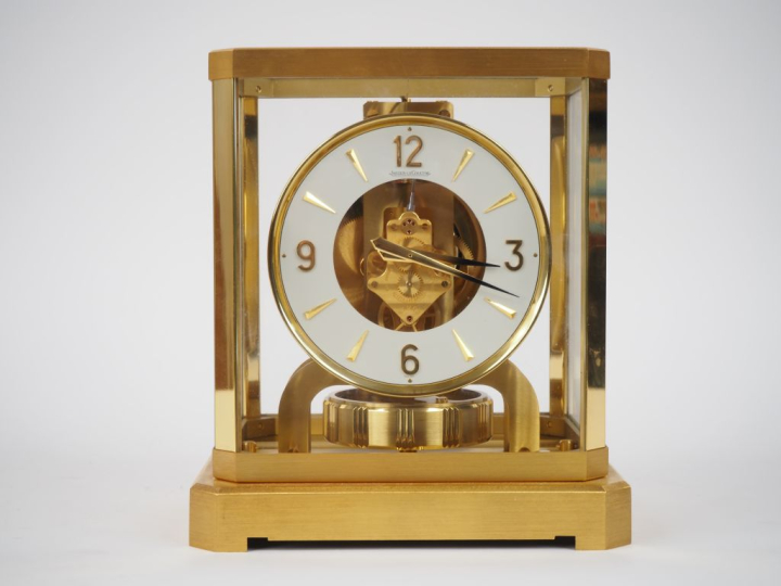 JAEGER-LECOULTRE. Pendule ATMOS en bronze, laiton et verre. Signée et 