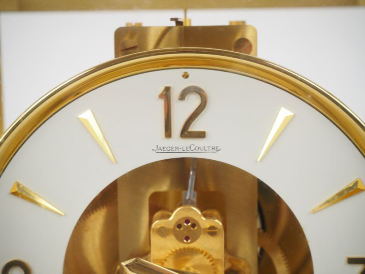 JAEGER-LECOULTRE. Pendule ATMOS en bronze, laiton et verre. Signée et 