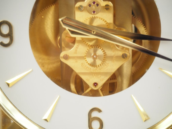 JAEGER-LECOULTRE. Pendule ATMOS en bronze, laiton et verre. Signée et 